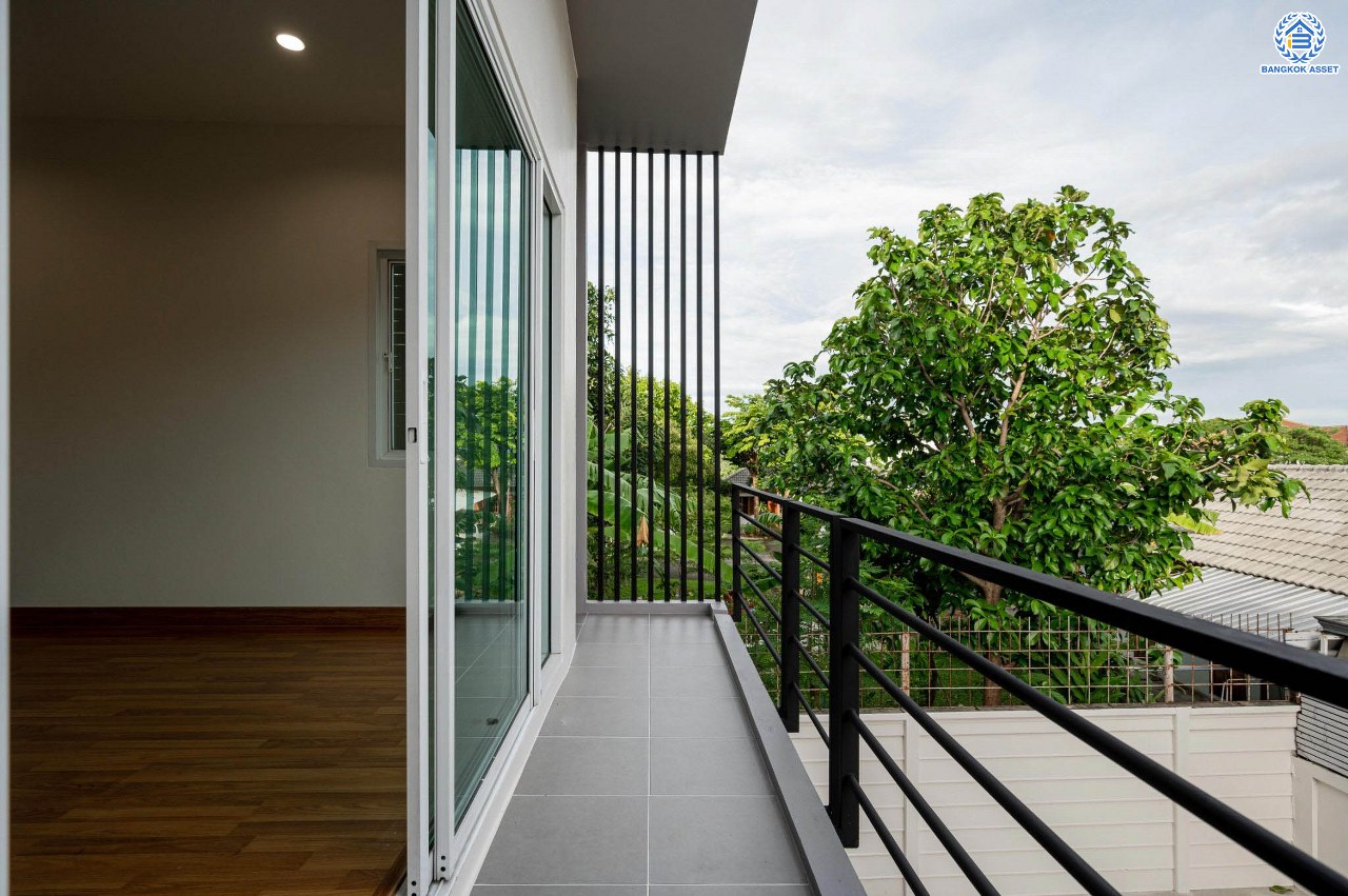 บ้านมือสองตกแต่งใหม่ โครงการ บุษราคัมรีเจนท์ ปิ่นเกล้า-บรมราชชนนี เนื้อที่  67.50 ตร.ว. ฟังก์ชัน 3 ห้องนอน 3 ห้องน้ำ จอดรถได้ 2 คัน สภาพแวดล้อมดี เดินทางเข้าสู่เมืองได้สะดวกเชื่อมต่อ ถนนพุทธมณฑลสาย 2, ถนนบรมราชชนนี, ถนนกาญจนาภิเษก, ถนนศาลาธรรมสพน์ ใกล้เซ็นทรัลปิ่นเกล้า, ตลาดสดธนบุรี และจุดขึ้นทางด่วน "ศรีรัช"